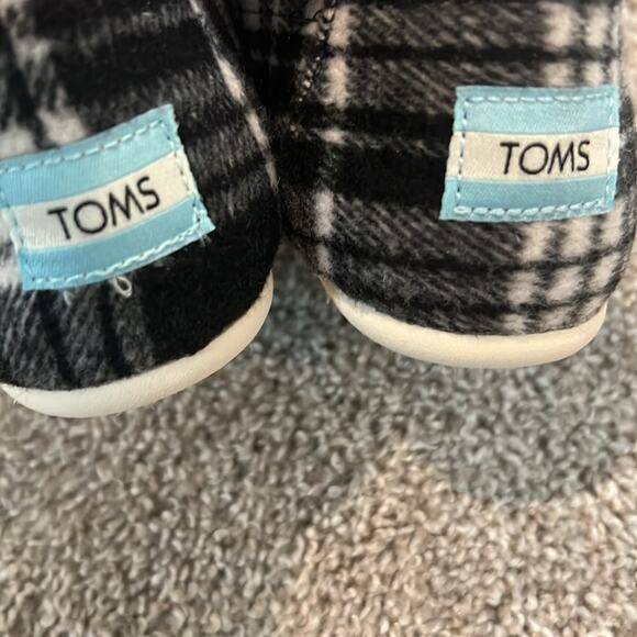 TOMS BLACK WHITE WOMENS FAUX SHEARLING SHOES Size 6 Belmont Slip‎ On Comfy Soft - Picture 11 of 16